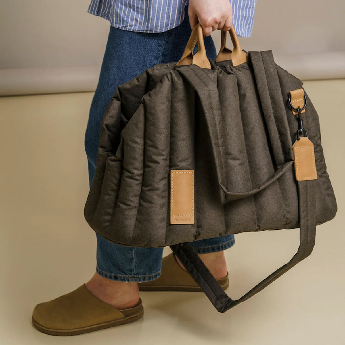 Lightweight Waterproof Pet Carrier Handbag for Dogs and Cats - Stylish Portable Accessory